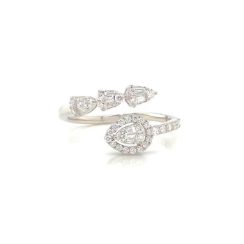 Gold ring with 4 pice of teardrop diamond and diamonds