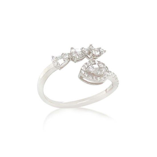 Gold ring with 4 pice of teardrop diamond and diamonds