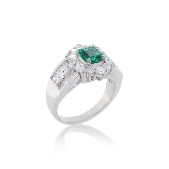 EMERALD GOLD RING 18K STUDDED WITH DIAMONDS .