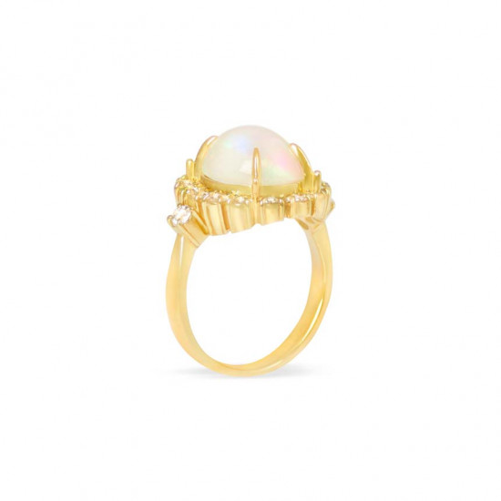 GOLD RING 18K WITH WHITE OPAL STUDDED WITH DIAMONDS .