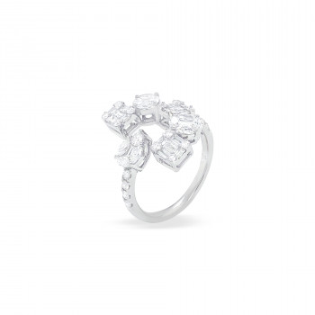 gold ring 18k studded with diamonds .