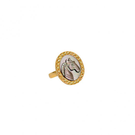 Gold ring with 28 pice of yellow sapphire stone and horse seashell