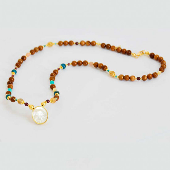 Horse seashell necklace with gold thread stone, garnet stone, apatite and brown coke stone Horse seashell necklace with gold thread stone, garnet stone, apatite and brown coke stone