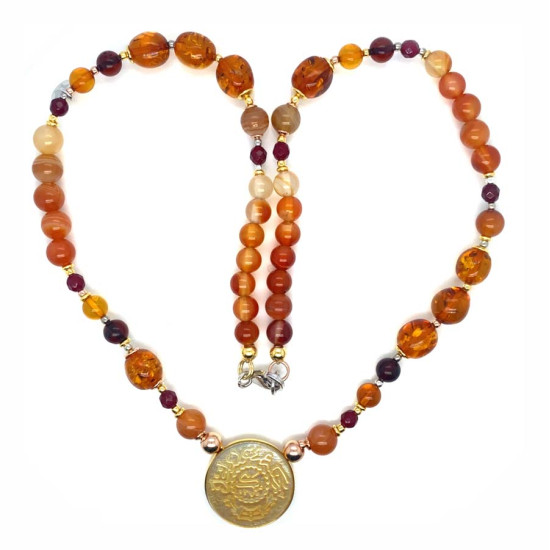 A NECKLACE MADE OF SAUDI POUND SHELL WITH SULEIMANI AGATE, RUBY AGATE AND AMBER