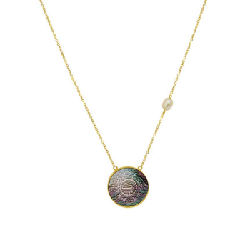A chain made by a yellown coin of the Saudi with pearls