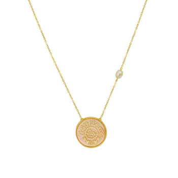 A chain made by a yellown coin of the Saudi with pearls