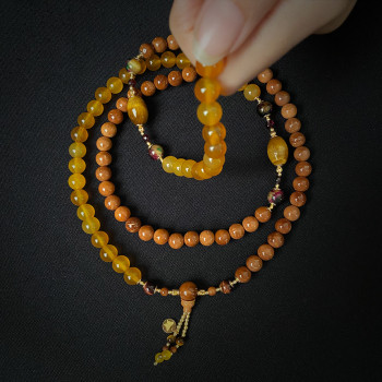 YELLOW AGATE BEARISH WITH MULTI-COLOR TIGER EYEYS AND GARNET